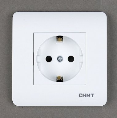 Фотография товара 'CHINT Розетка с заземляющим контактом 16А 250В NEW3 (CHINT) 715389'